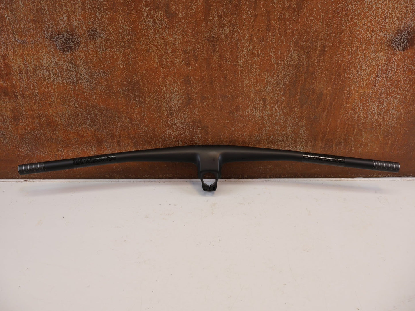 Lenker von Syncros, SYNCROS HIXON IC SL 780MM CARBON LENKER-/ VORBAUEINHEIT 50MM vor USEDBIKES-OB.DE Hintergrund