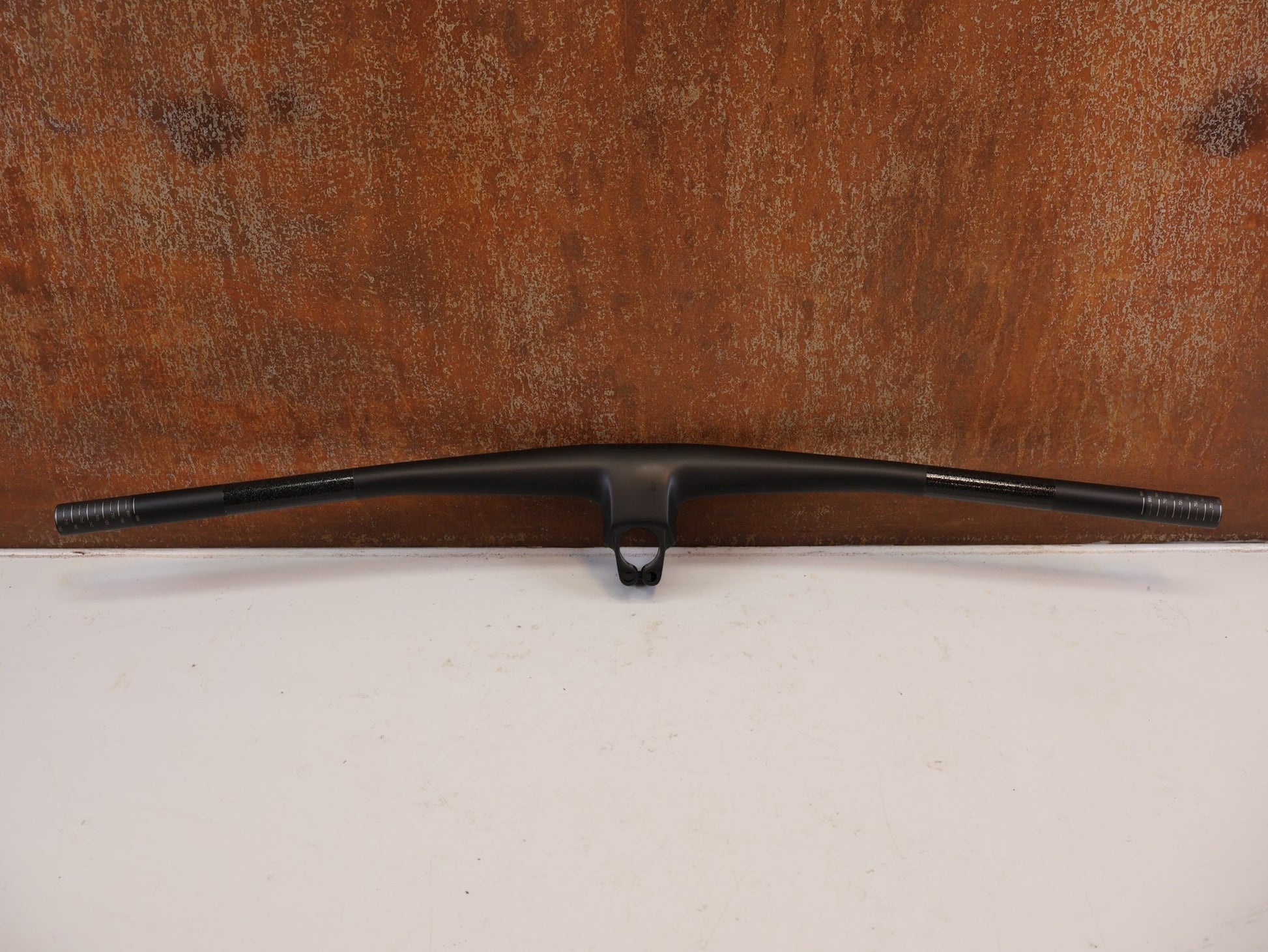 Lenker von Syncros, SYNCROS HIXON IC SL 780MM CARBON LENKER-/ VORBAUEINHEIT 50MM vor USEDBIKES-OB.DE Hintergrund