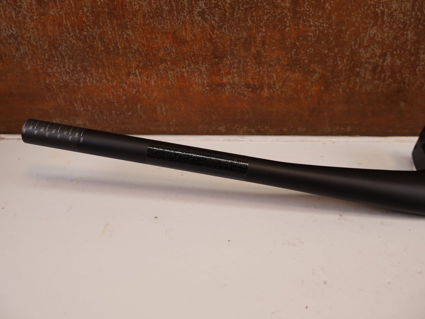 Lenker von Syncros, SYNCROS HIXON IC SL 780MM CARBON LENKER-/ VORBAUEINHEIT 50MM vor USEDBIKES-OB.DE Hintergrund