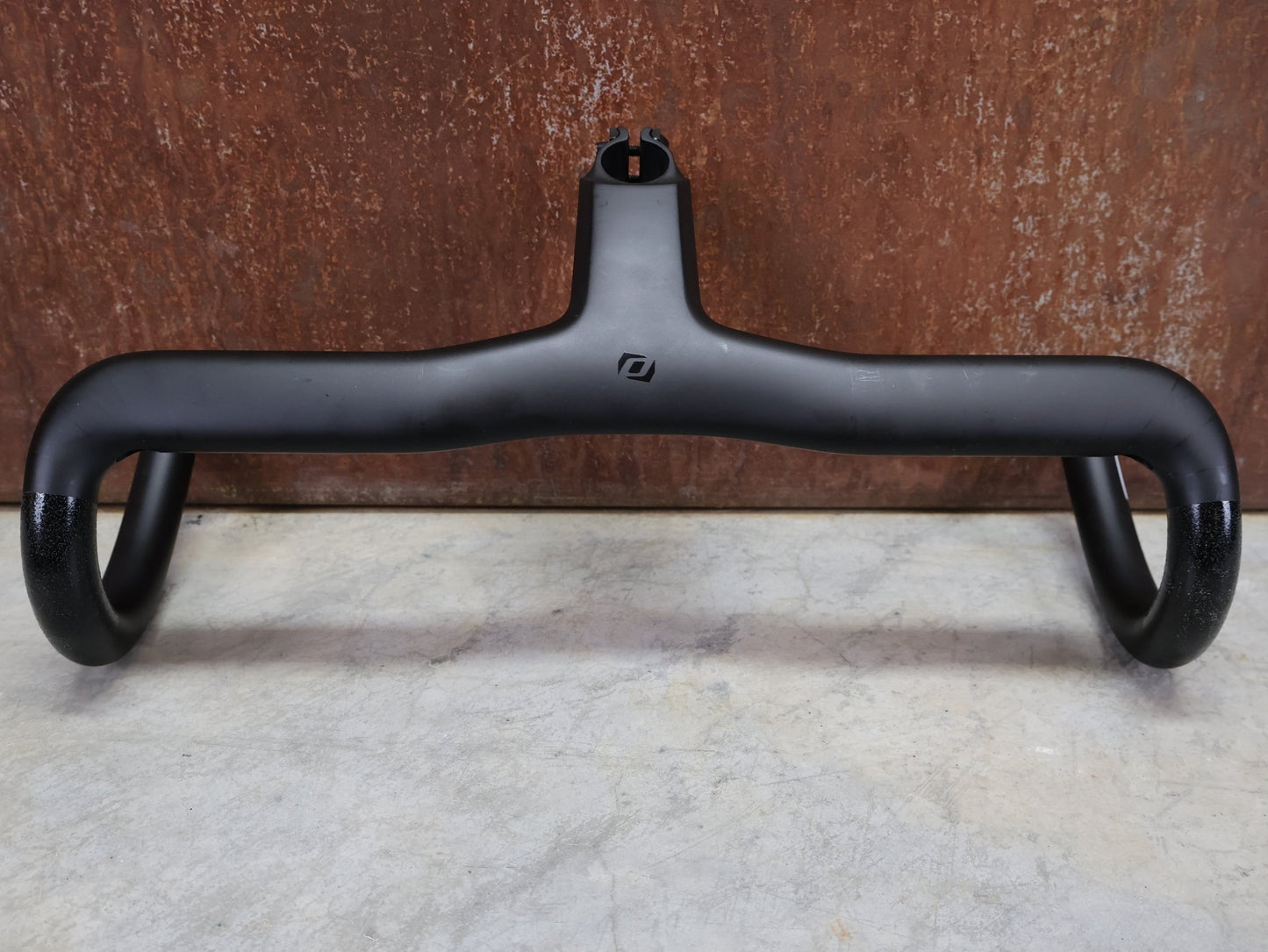 Lenker von Syncros, SYNCROS IC - R100 - SL LENKER - / VORBAUEINHEIT 400 / 110MM vor USEDBIKES - OB.DE Hintergrund