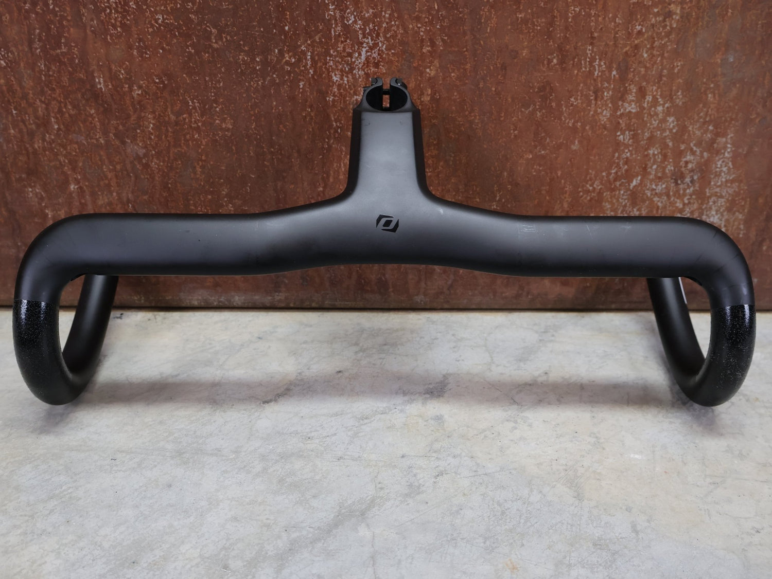 Lenker von Syncros, SYNCROS IC - R100 - SL LENKER - / VORBAUEINHEIT 400 / 110MM vor USEDBIKES - OB.DE Hintergrund