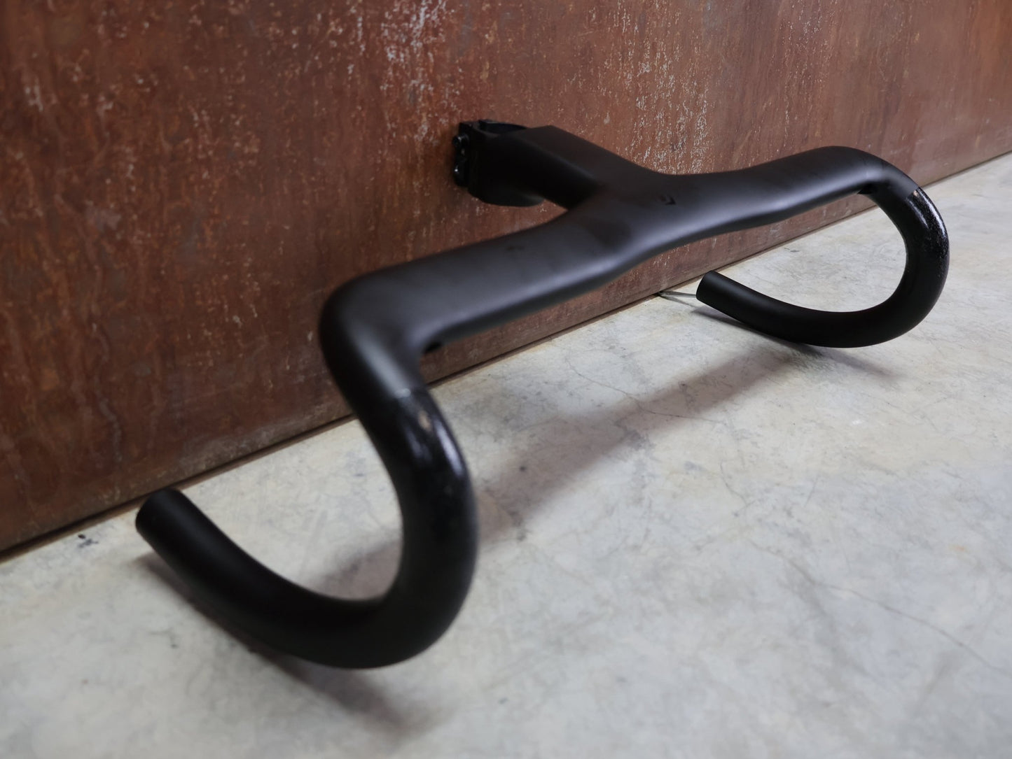 Lenker von Syncros, SYNCROS IC - R100 - SL LENKER - / VORBAUEINHEIT 400 / 110MM vor USEDBIKES - OB.DE Hintergrund