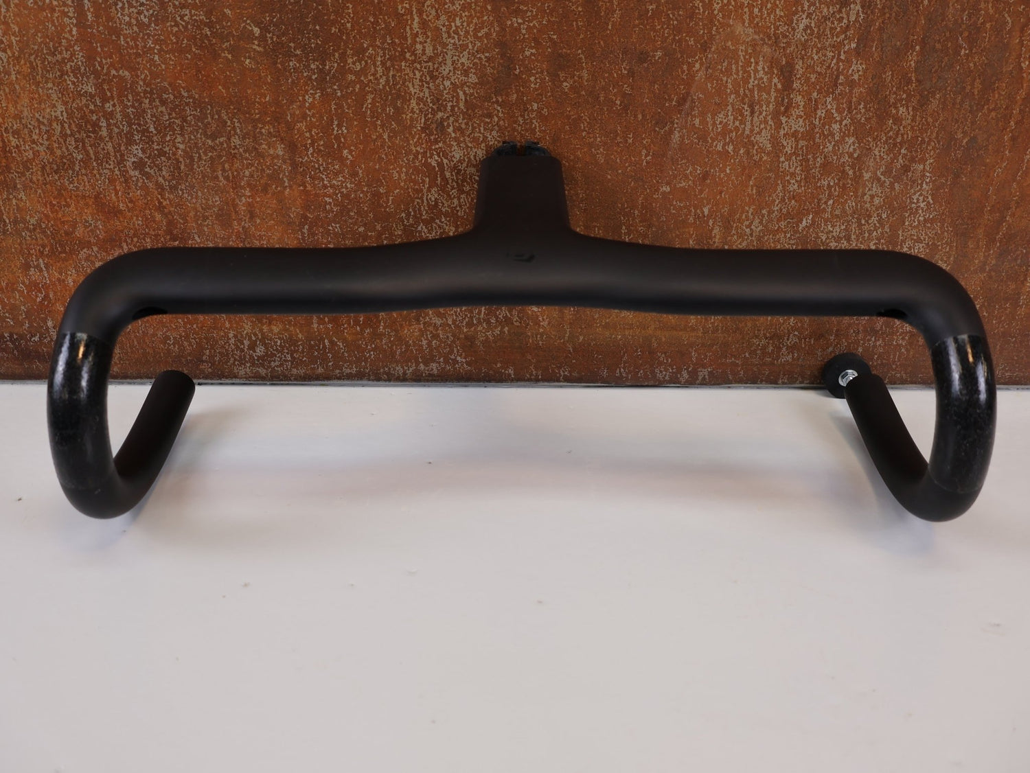 Lenker von Syncros, SYNCROS ROAD iC - R100 - SL CARBON COCKPIT / 380 MM X 120MM / SCOTT ADDICT RC 2025 vor USEDBIKES - OB.DE Hintergrund