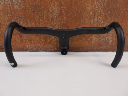 Lenker von Syncros, SYNCROS ROAD iC - R100 - SL CARBON COCKPIT / 380 MM X 120MM / SCOTT ADDICT RC 2025 vor USEDBIKES - OB.DE Hintergrund