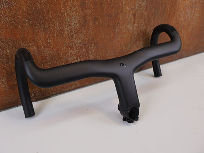 Lenker von Syncros, SYNCROS ROAD iC - R100 - SL CARBON COCKPIT / 380 MM X 120MM / SCOTT ADDICT RC 2025 vor USEDBIKES - OB.DE Hintergrund