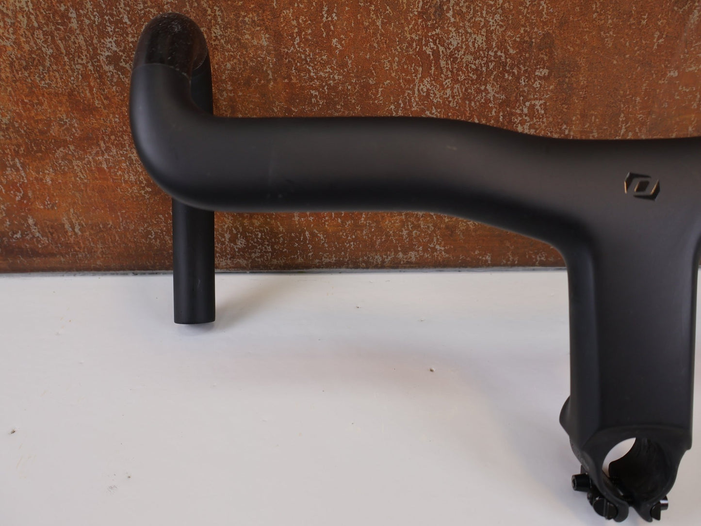 Lenker von Syncros, SYNCROS ROAD iC - R100 - SL CARBON COCKPIT / 380 MM X 120MM / SCOTT ADDICT RC 2025 vor USEDBIKES - OB.DE Hintergrund