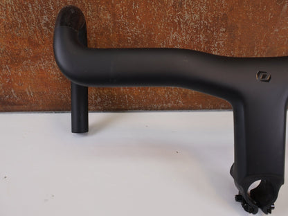 Lenker von Syncros, SYNCROS ROAD iC - R100 - SL CARBON COCKPIT / 380 MM X 120MM / SCOTT ADDICT RC 2025 vor USEDBIKES - OB.DE Hintergrund