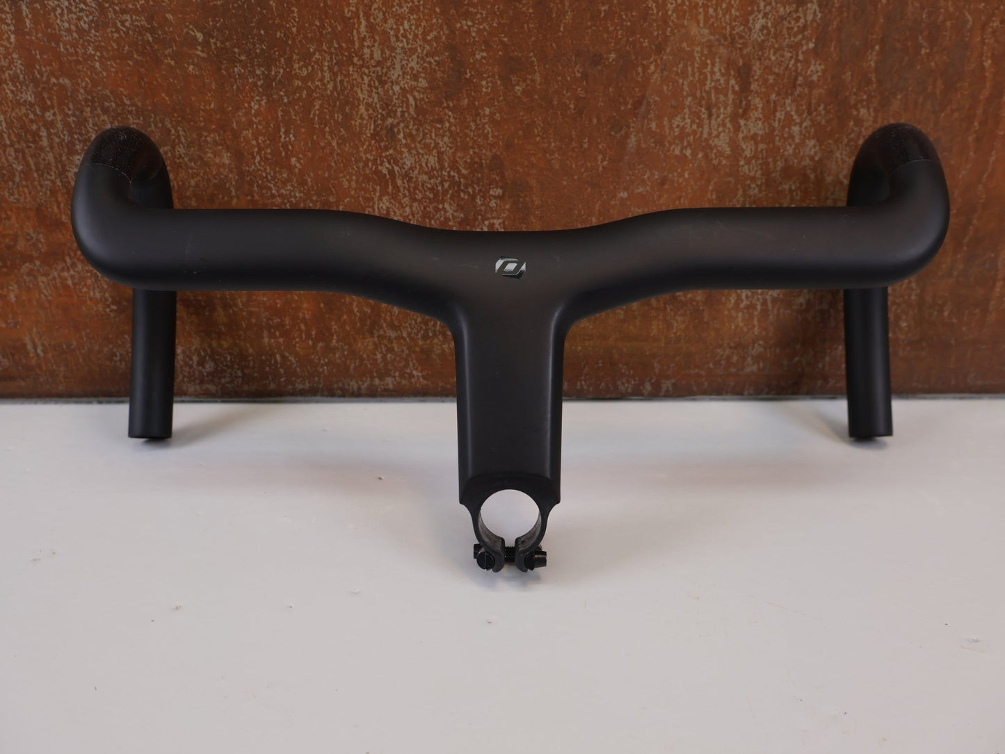 Lenker von Syncros, SYNCROS ROAD iC - R100 - SL CARBON COCKPIT / 380 MM X 120MM / SCOTT ADDICT RC 2025 vor USEDBIKES - OB.DE Hintergrund