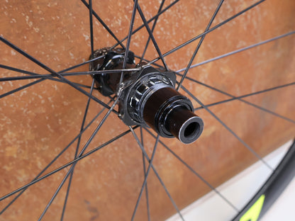 Laufrad/Laufradsatz von Syncros, SYNCROS RP 1 0 DISC CARBON LAUFRADSATZ 38MM NEONGELB SRAM XDR vor USEDBIKES-OB.DE Hintergrund