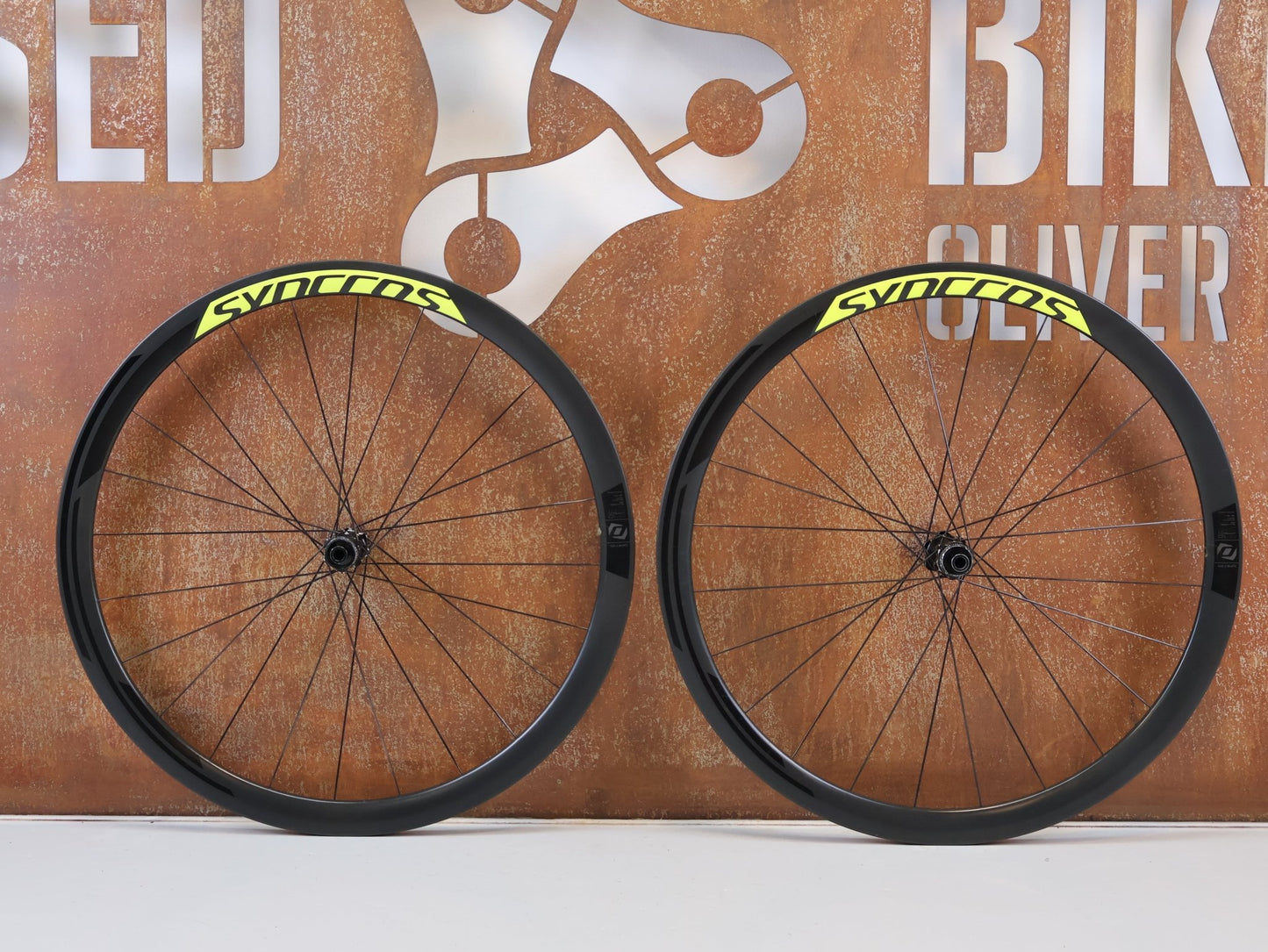 Laufrad/Laufradsatz von Syncros, SYNCROS RP 1 0 DISC CARBON LAUFRADSATZ 38MM NEONGELB SRAM XDR vor USEDBIKES-OB.DE Hintergrund