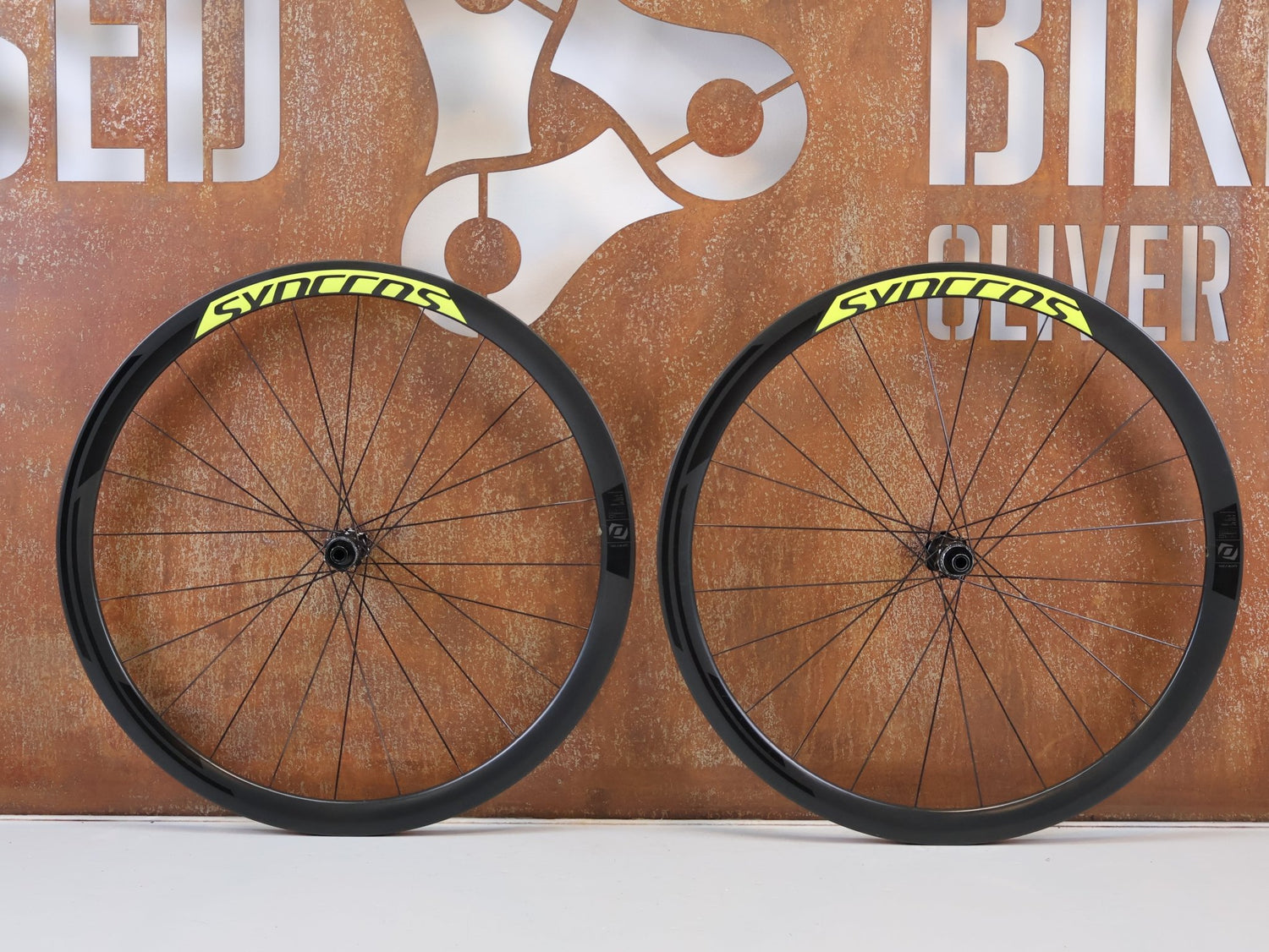 Laufrad/Laufradsatz von Syncros, SYNCROS RP 1 0 DISC CARBON LAUFRADSATZ 38MM NEONGELB SRAM XDR vor USEDBIKES-OB.DE Hintergrund