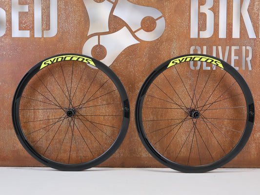 Laufrad/Laufradsatz von Syncros, SYNCROS RP 1 0 DISC CARBON LAUFRADSATZ 38MM NEONGELB SRAM XDR vor USEDBIKES-OB.DE Hintergrund