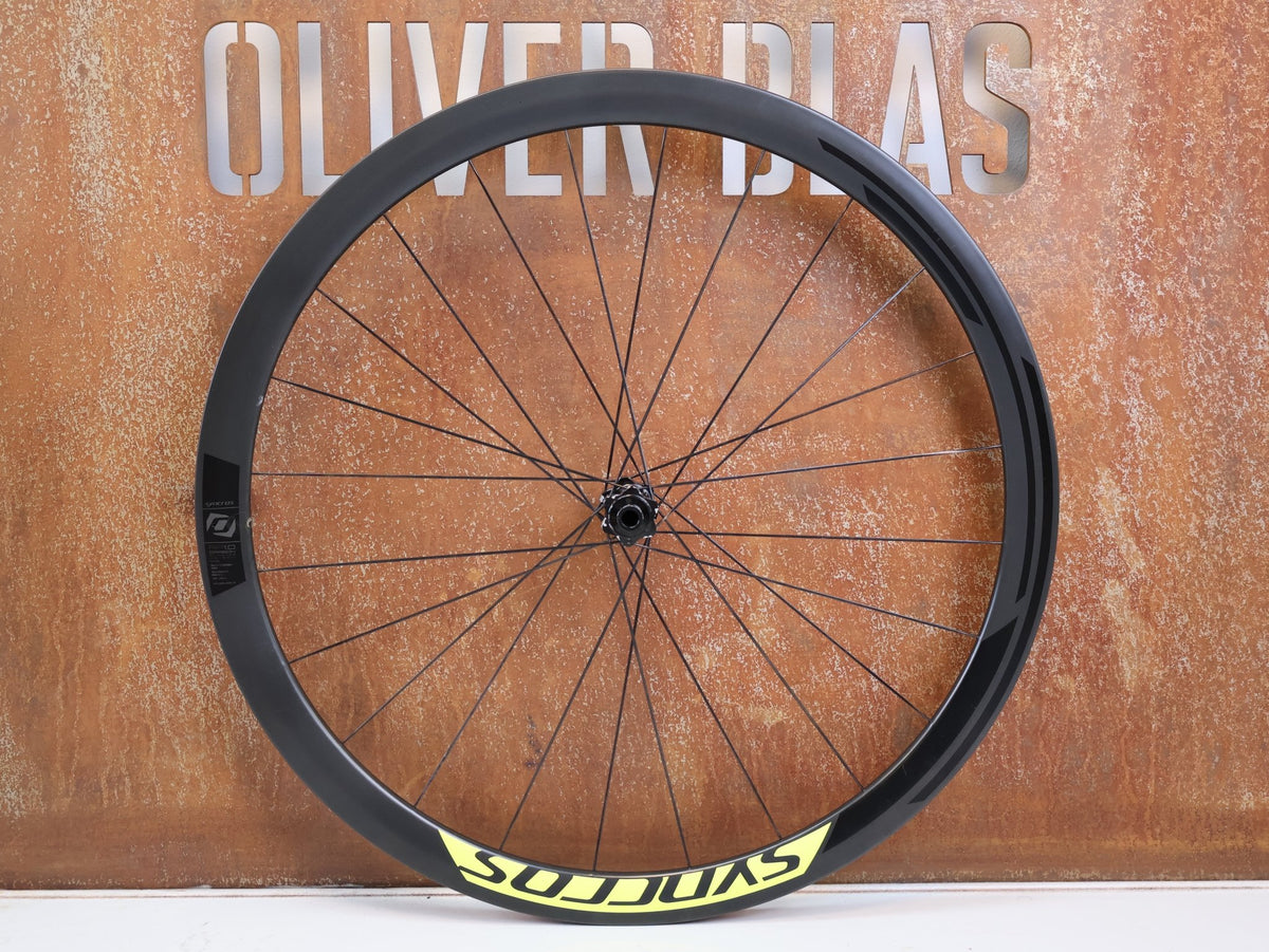 Laufrad/Laufradsatz von Syncros, SYNCROS RP 1 0 DISC CARBON LAUFRADSATZ 38MM NEONGELB SRAM XDR vor USEDBIKES-OB.DE Hintergrund