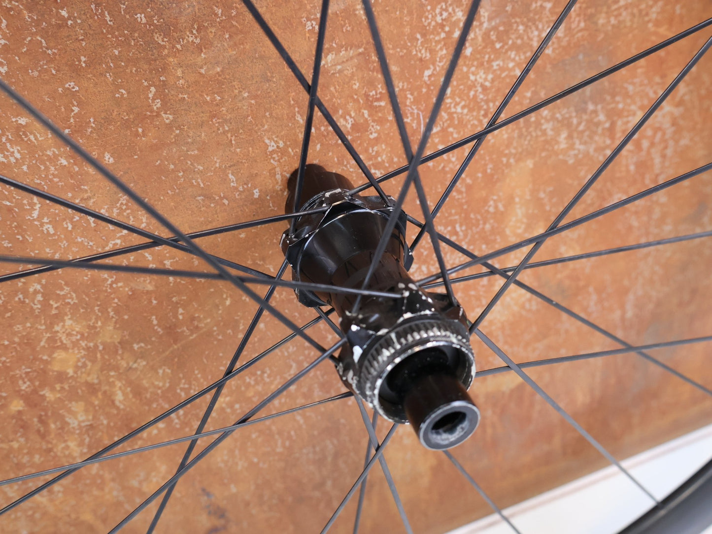 Laufrad/Laufradsatz von Syncros, SYNCROS RP 1 0 DISC CARBON LAUFRADSATZ 38MM NEONGELB SRAM XDR vor USEDBIKES-OB.DE Hintergrund