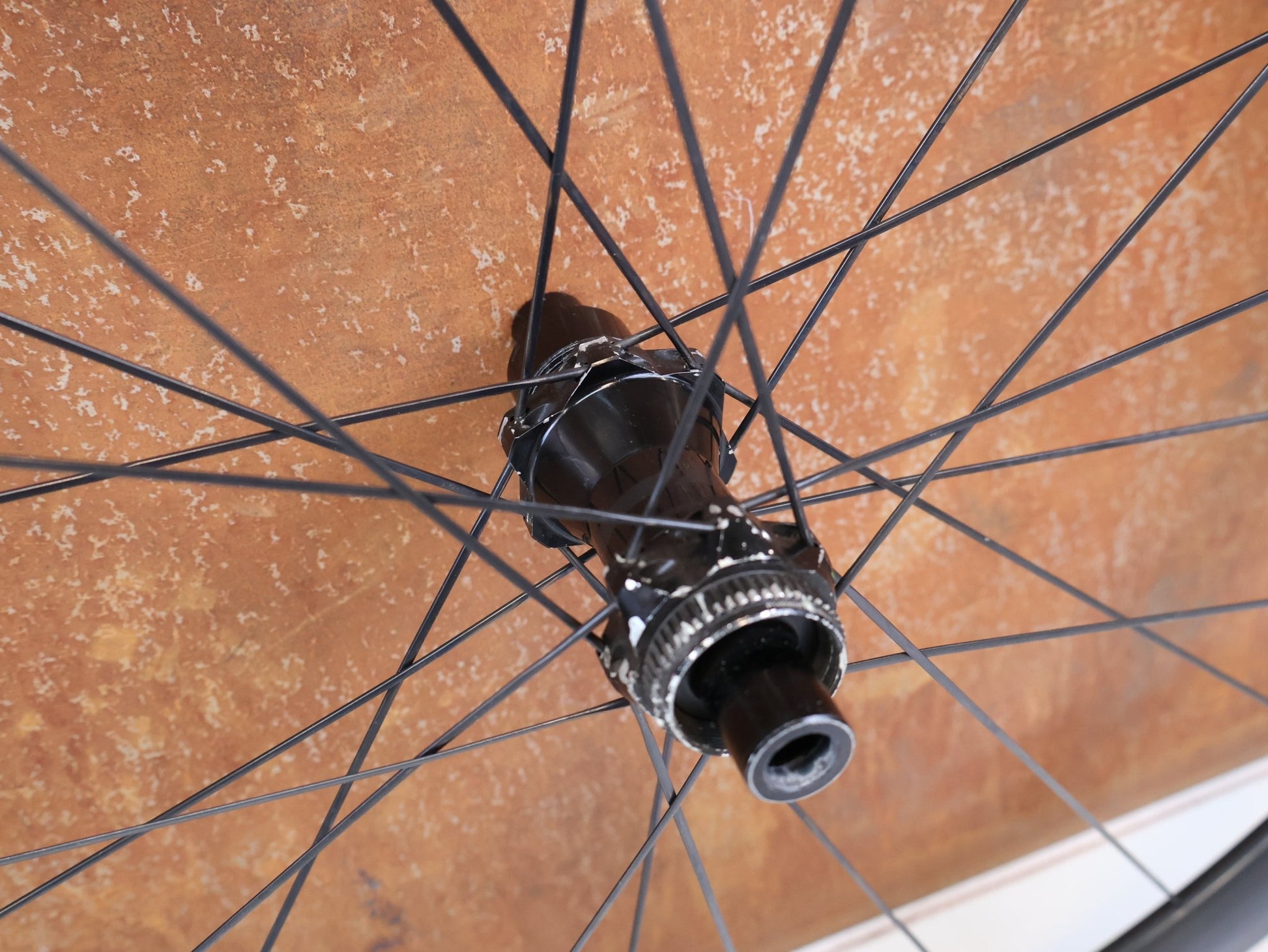 Laufrad/Laufradsatz von Syncros, SYNCROS RP 1 0 DISC CARBON LAUFRADSATZ 38MM NEONGELB SRAM XDR vor USEDBIKES-OB.DE Hintergrund