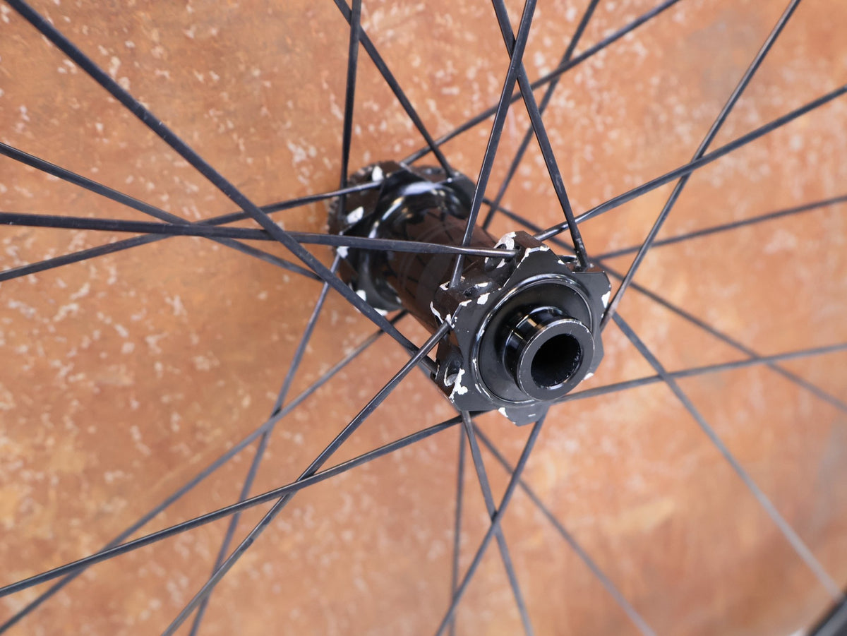 Laufrad/Laufradsatz von Syncros, SYNCROS RP 1 0 DISC CARBON LAUFRADSATZ 38MM NEONGELB SRAM XDR vor USEDBIKES-OB.DE Hintergrund