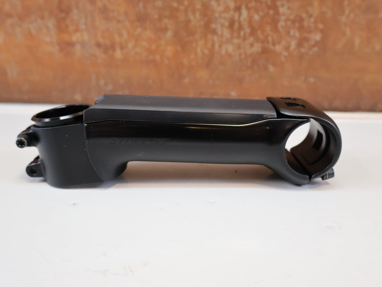 Vorbau von Syncros, SYNCROS RR IC / 140 MM / ALU CARBON VORBAU / 31.8 MM / -6 GRAD / INLINE vor USEDBIKES-OB.DE Hintergrund