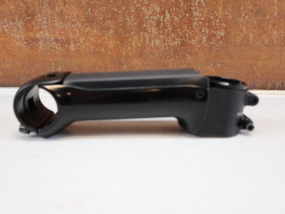Vorbau von Syncros, SYNCROS RR IC / 140 MM / ALU CARBON VORBAU / 31.8 MM / -6 GRAD / INLINE vor USEDBIKES-OB.DE Hintergrund