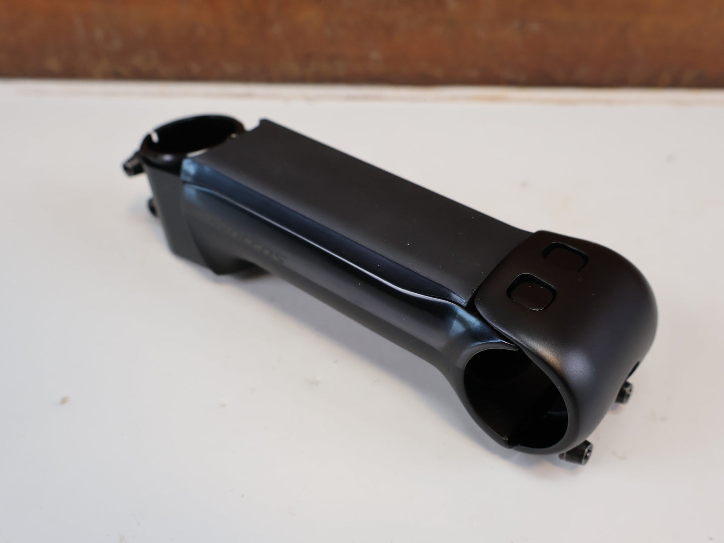Vorbau von Syncros, SYNCROS RR IC / 140 MM / ALU CARBON VORBAU / 31.8 MM / -6 GRAD / INLINE vor USEDBIKES-OB.DE Hintergrund