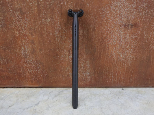 Sattelstütze von Syncros, SYNCROS SP - R101 - CF D - SHAPE SATTELSTÜTZE 15MM OFFSET / 400MM vor USEDBIKES - OB.DE Hintergrund