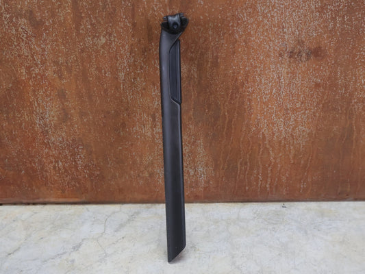 Sattelstütze von Syncros, SYNCROS SP - R101 - CF D - SHAPE SATTELSTÜTZE 15MM OFFSET / 400MM vor USEDBIKES - OB.DE Hintergrund