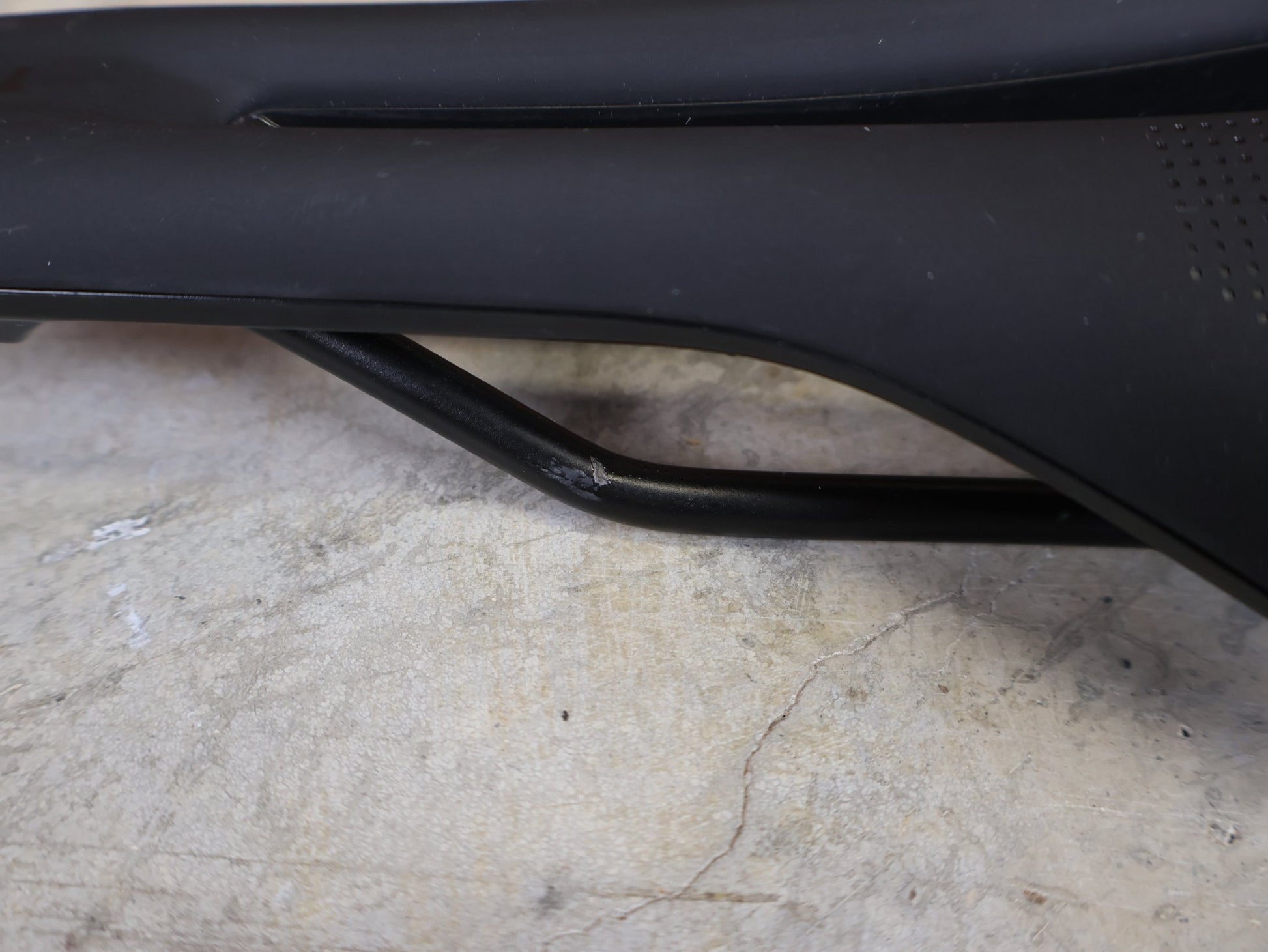 Sattel von Syncros, SYNCROS TOFINO R 2.0 CUT - OUT SATTEL – 135 MM – CRMO - STREBEN – ROAD / MTB vor USEDBIKES - OB.DE Hintergrund