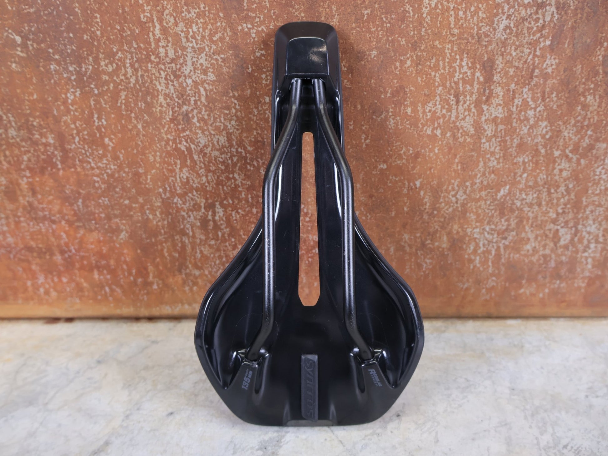 Sattel von Syncros, SYNCROS TOFINO R 2.0 CUT - OUT SATTEL – 135 MM – CRMO - STREBEN – ROAD / MTB vor USEDBIKES - OB.DE Hintergrund