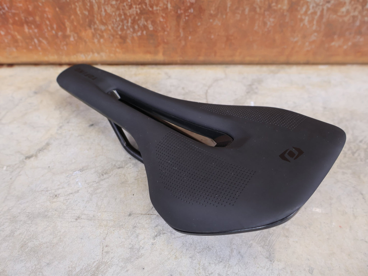 Sattel von Syncros, SYNCROS TOFINO R 2.0 CUT - OUT SATTEL – 135 MM – CRMO - STREBEN – ROAD / MTB vor USEDBIKES - OB.DE Hintergrund