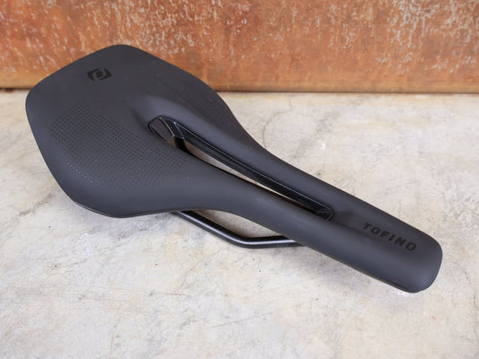 Sattel von Syncros, SYNCROS TOFINO R 2.0 CUT - OUT SATTEL – 135 MM – CRMO - STREBEN – ROAD / MTB vor USEDBIKES - OB.DE Hintergrund