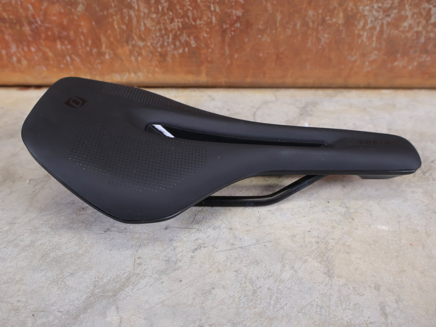 Sattel von Syncros, SYNCROS TOFINO R 2.0 CUT - OUT SATTEL – 135 MM – CRMO - STREBEN – ROAD / MTB vor USEDBIKES - OB.DE Hintergrund