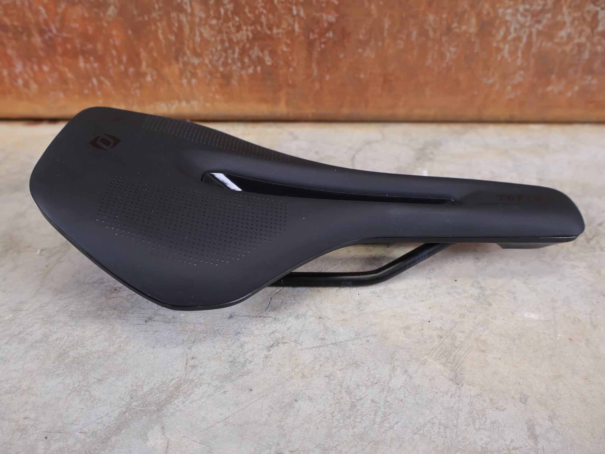 Sattel von Syncros, SYNCROS TOFINO R 2.0 CUT - OUT SATTEL – 135 MM – CRMO - STREBEN – ROAD / MTB vor USEDBIKES - OB.DE Hintergrund