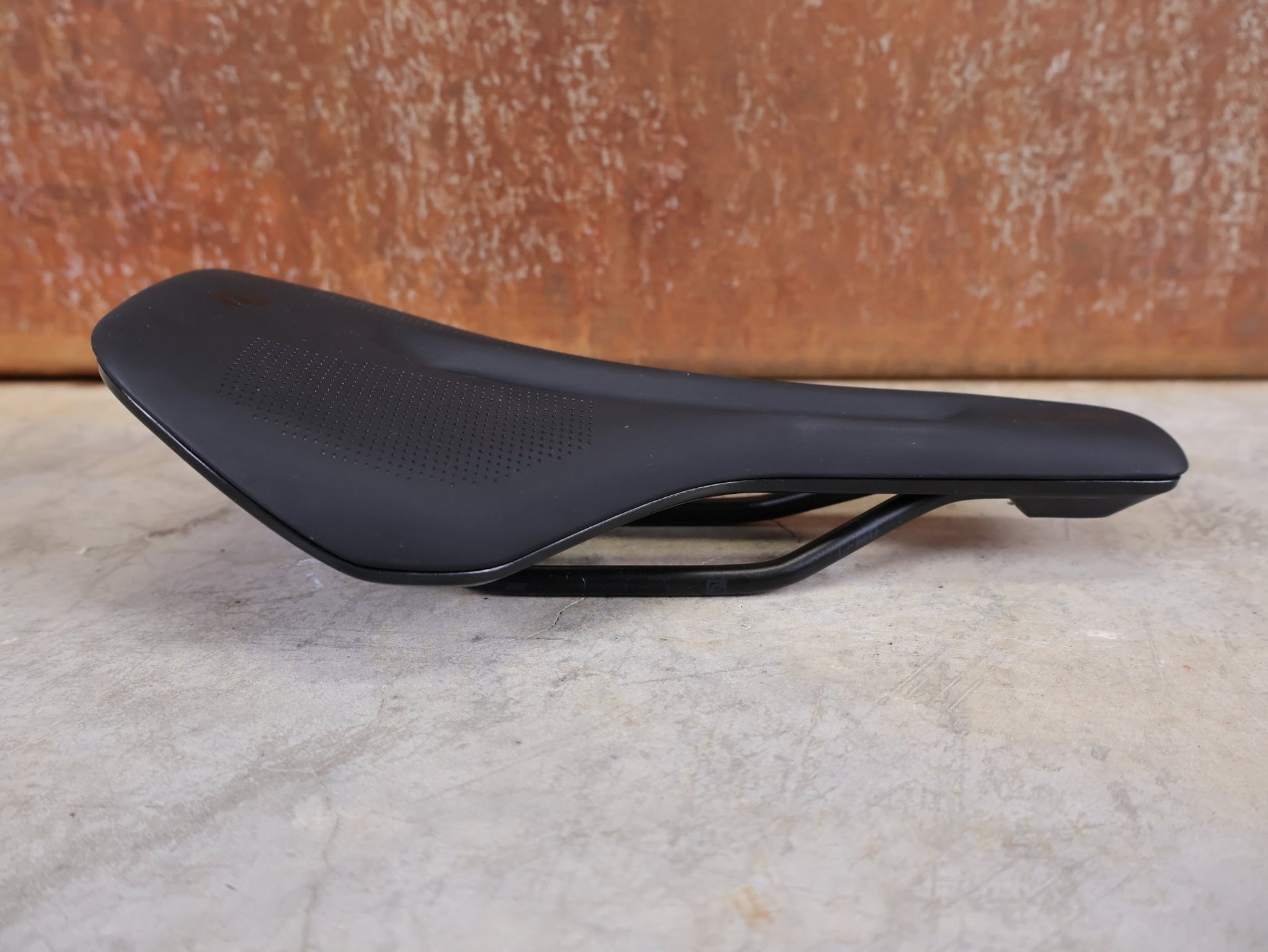 Sattel von Syncros, SYNCROS TOFINO R 2.0 CUT - OUT SATTEL – 135 MM – CRMO - STREBEN – ROAD / MTB vor USEDBIKES - OB.DE Hintergrund