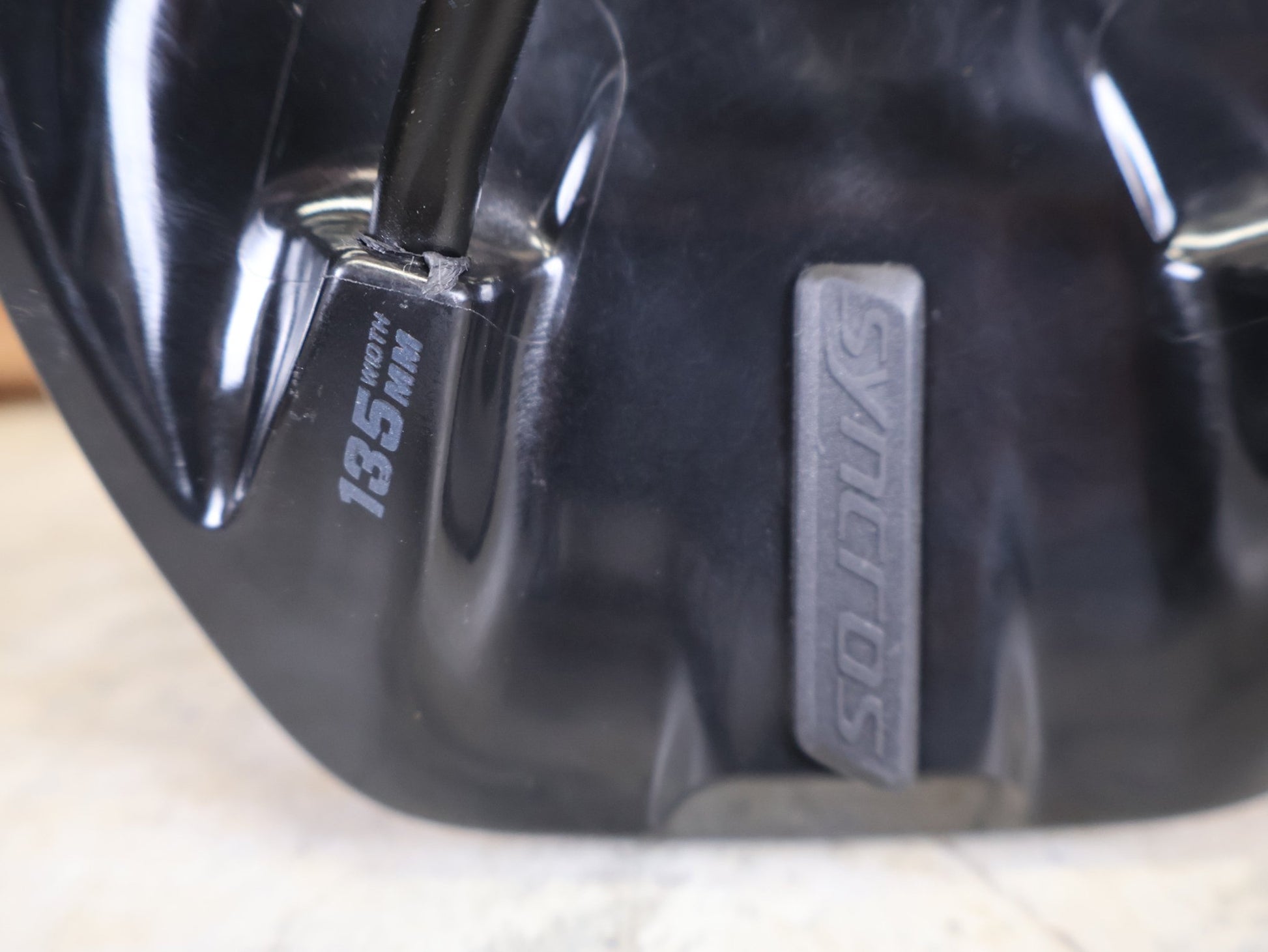 Sattel von Syncros, SYNCROS TOFINO R 2.0 CUT - OUT SATTEL – 135 MM – CRMO - STREBEN – ROAD / MTB vor USEDBIKES - OB.DE Hintergrund