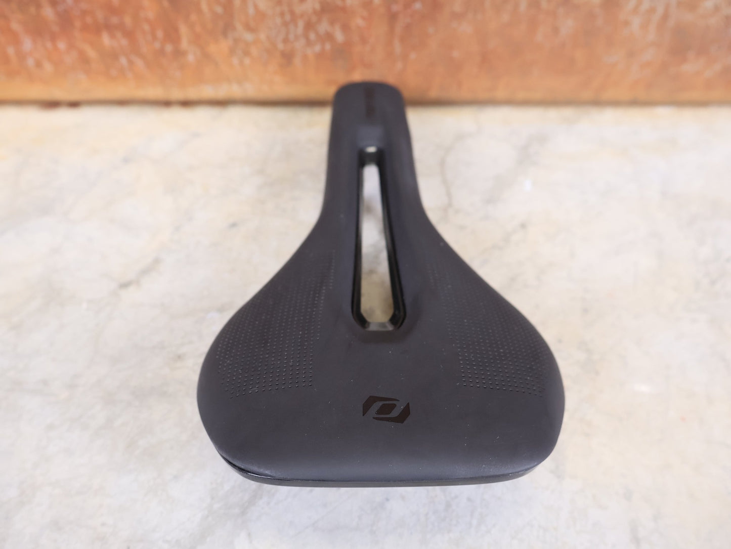 Sattel von Syncros, SYNCROS TOFINO R 2.0 CUT - OUT SATTEL – 135 MM – CRMO - STREBEN – ROAD / MTB vor USEDBIKES - OB.DE Hintergrund