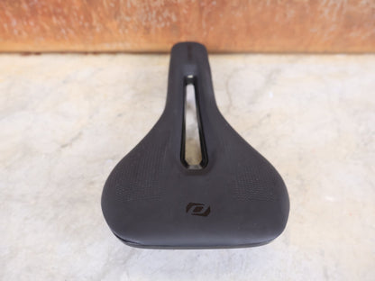 Sattel von Syncros, SYNCROS TOFINO R 2.0 CUT - OUT SATTEL – 135 MM – CRMO - STREBEN – ROAD / MTB vor USEDBIKES - OB.DE Hintergrund