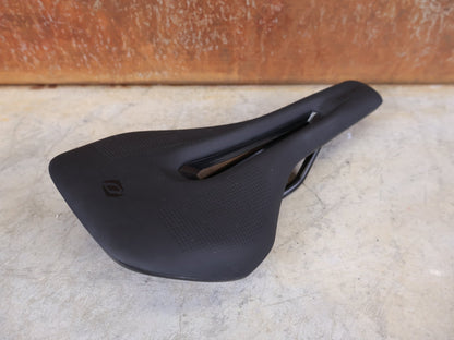 Sattel von Syncros, SYNCROS TOFINO R 2.0 CUT - OUT SATTEL – 135 MM – CRMO - STREBEN – ROAD / MTB vor USEDBIKES - OB.DE Hintergrund