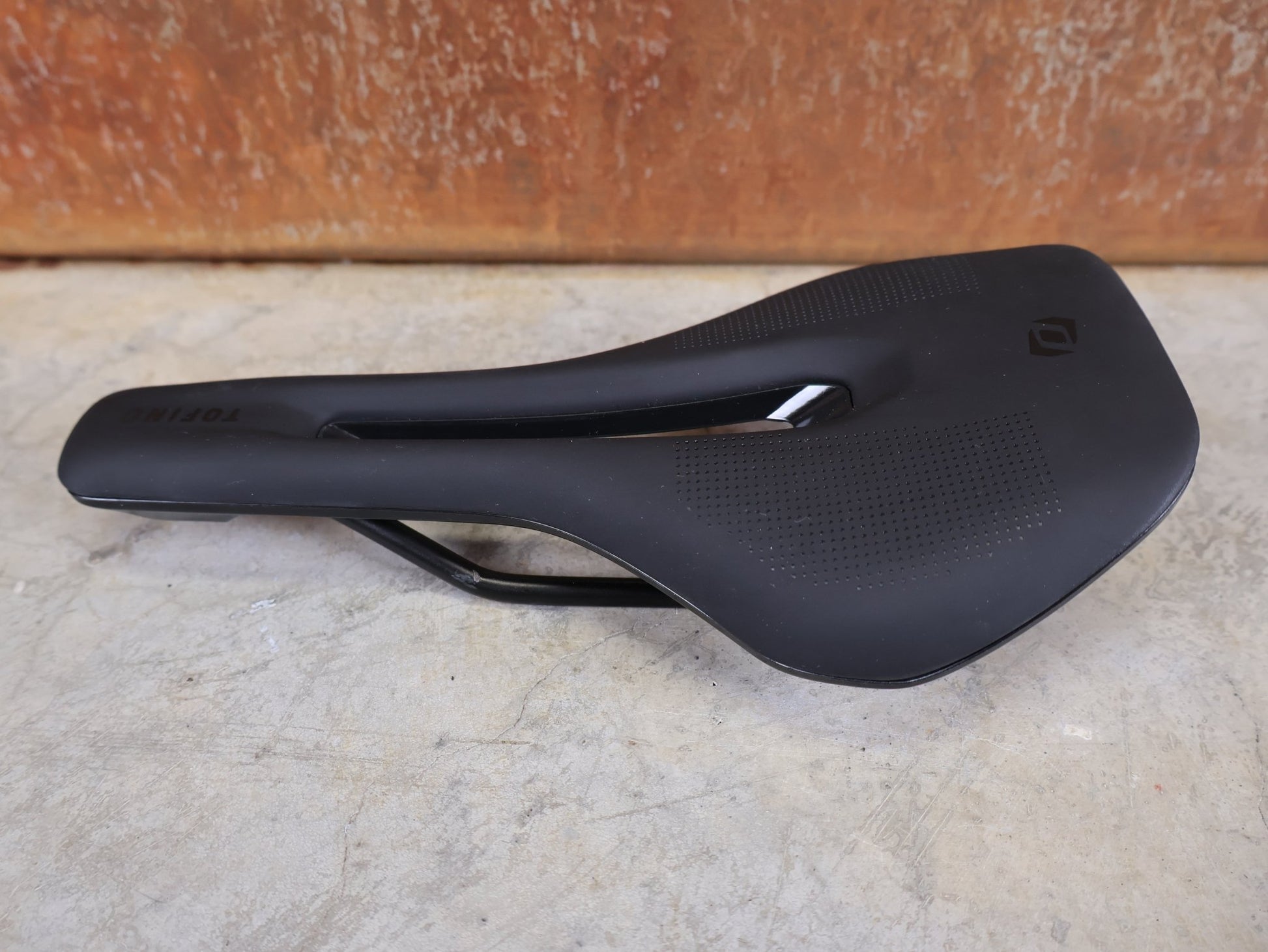 Sattel von Syncros, SYNCROS TOFINO R 2.0 CUT - OUT SATTEL – 135 MM – CRMO - STREBEN – ROAD / MTB vor USEDBIKES - OB.DE Hintergrund