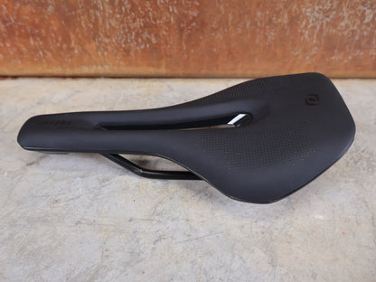 Sattel von Syncros, SYNCROS TOFINO R 2.0 CUT - OUT SATTEL – 135 MM – CRMO - STREBEN – ROAD / MTB vor USEDBIKES - OB.DE Hintergrund