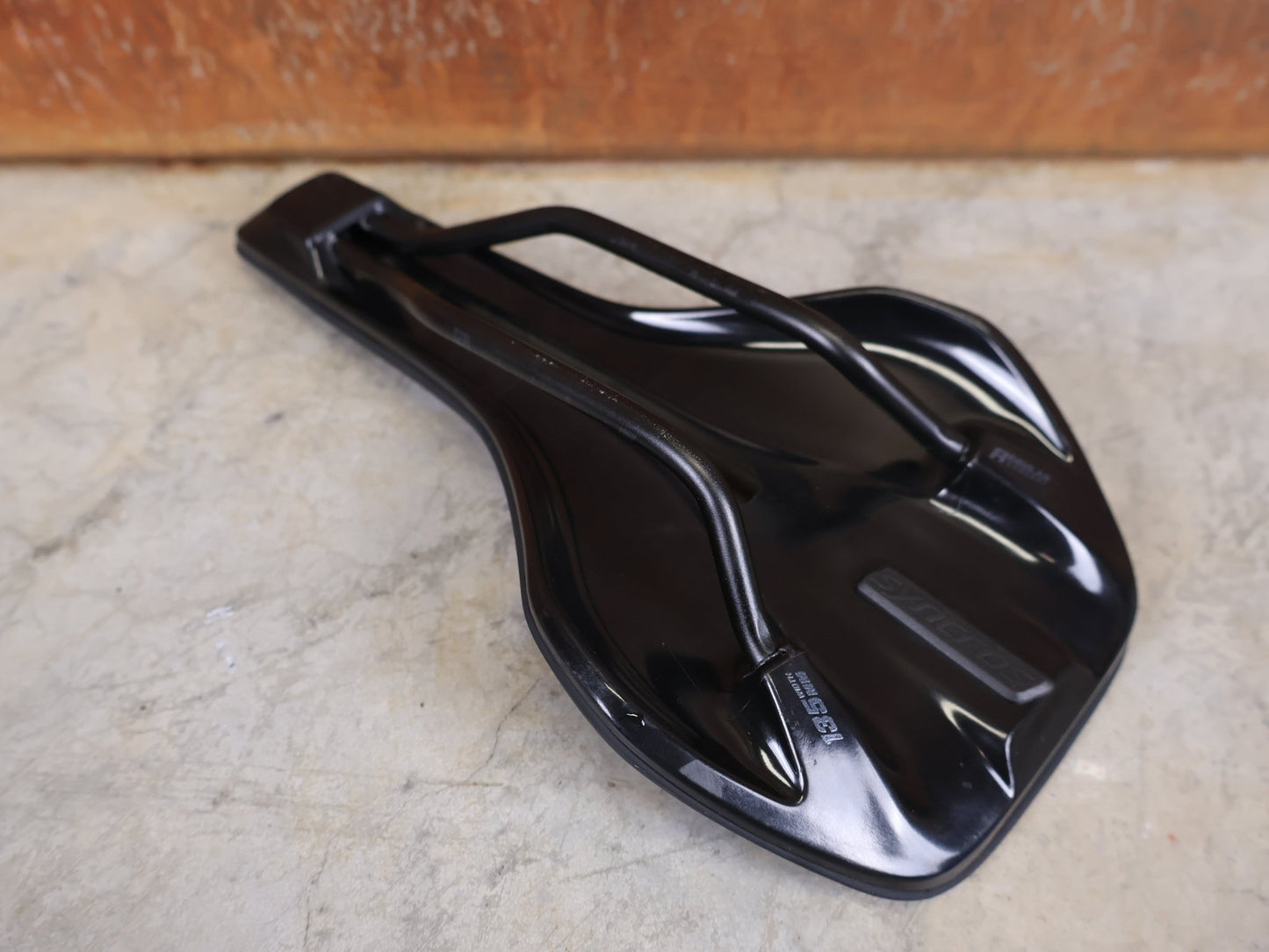 Sattel von Syncros, SYNCROS TOFINO R 2.0 CUT - OUT SATTEL – 135 MM – CRMO - STREBEN – ROAD / MTB vor USEDBIKES - OB.DE Hintergrund