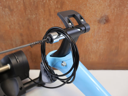 Rollentrainer von Tacx, TACX BOOST ROLLENTRAINER HEIMTRAINER INKL. VORDERRADSTÜTZE vor USEDBIKES-OB.DE Hintergrund