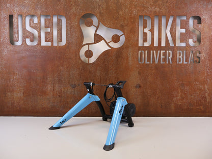 Rollentrainer von Tacx, TACX BOOST ROLLENTRAINER HEIMTRAINER INKL. VORDERRADSTÜTZE vor USEDBIKES-OB.DE Hintergrund
