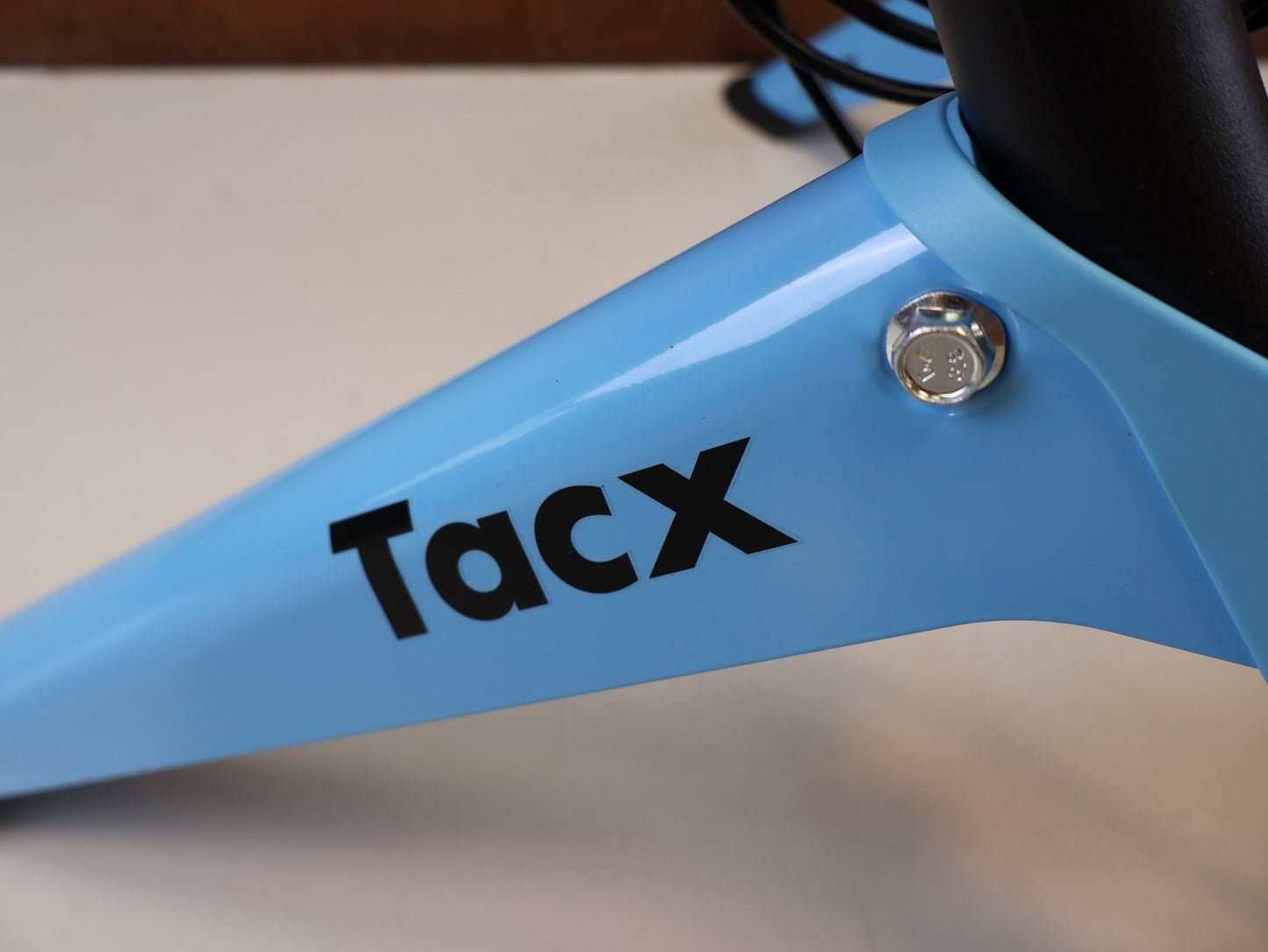 Rollentrainer von Tacx, TACX BOOST ROLLENTRAINER HEIMTRAINER INKL. VORDERRADSTÜTZE vor USEDBIKES-OB.DE Hintergrund