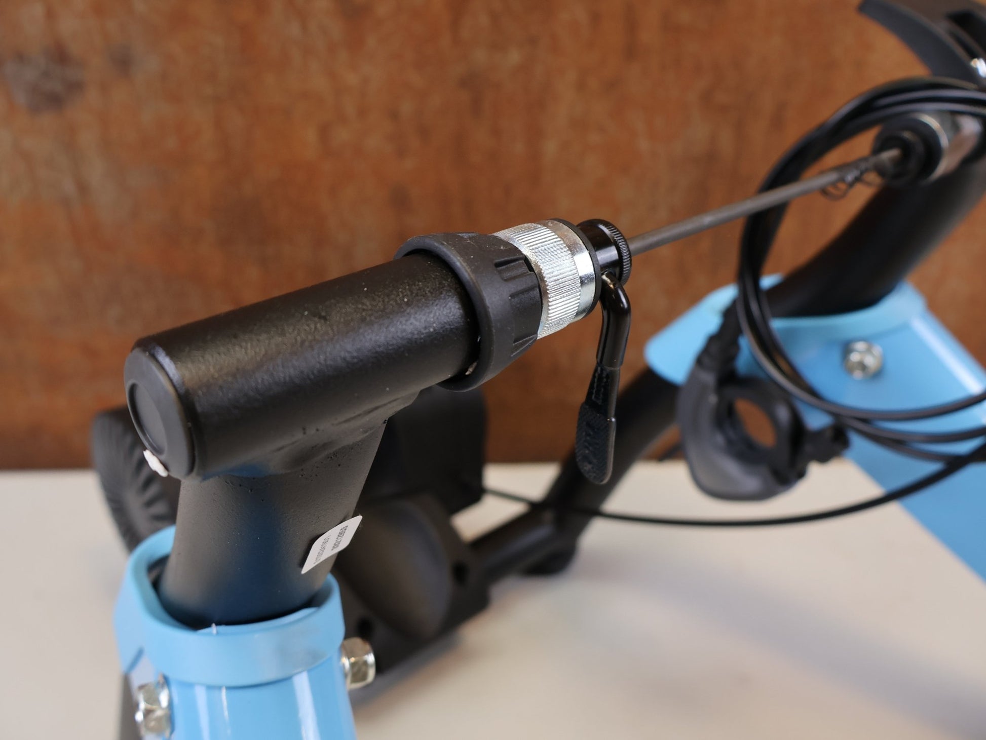Rollentrainer von Tacx, TACX BOOST ROLLENTRAINER HEIMTRAINER INKL. VORDERRADSTÜTZE vor USEDBIKES-OB.DE Hintergrund