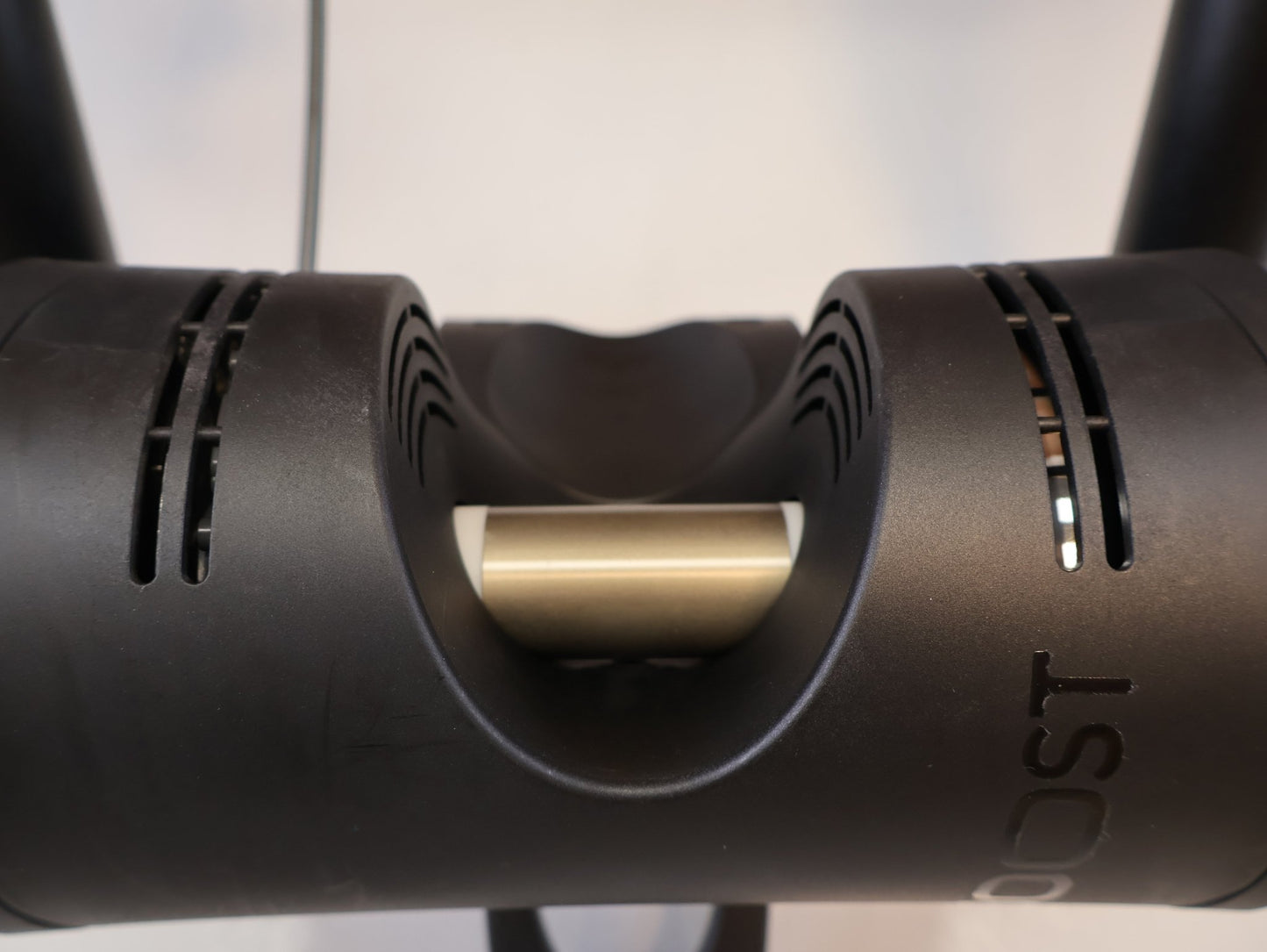 Rollentrainer von Tacx, TACX BOOST ROLLENTRAINER HEIMTRAINER INKL. VORDERRADSTÜTZE vor USEDBIKES-OB.DE Hintergrund