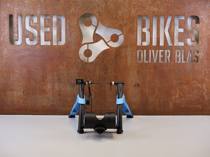 Rollentrainer von Tacx, TACX BOOST ROLLENTRAINER HEIMTRAINER INKL. VORDERRADSTÜTZE vor USEDBIKES-OB.DE Hintergrund