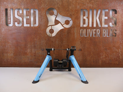 Rollentrainer von Tacx, TACX BOOST ROLLENTRAINER HEIMTRAINER INKL. VORDERRADSTÜTZE vor USEDBIKES-OB.DE Hintergrund