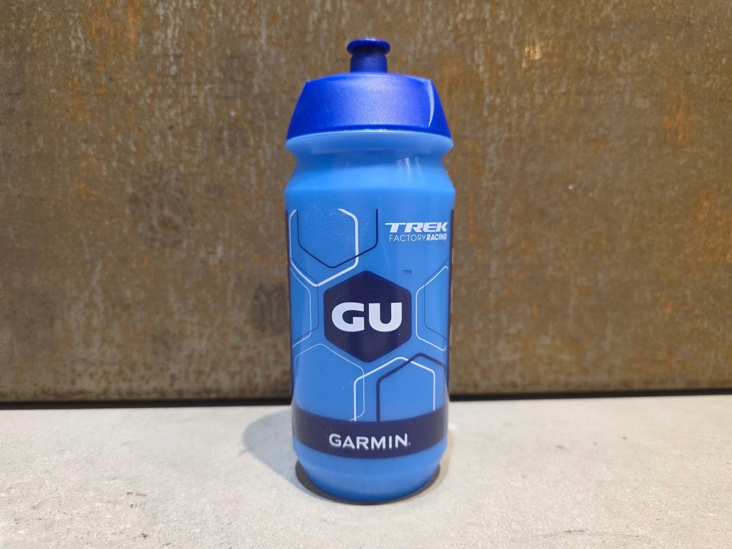 Trinkflaschen und Halter von Tacx, TACX TREK FACTORY RACING TEAM TRINKFLASCHE 0,5L in variant_title vor USEDBIKES - OB.DE Hintergrund