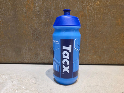 Trinkflaschen und Halter von Tacx, TACX TREK FACTORY RACING TEAM TRINKFLASCHE 0,5L in variant_title vor USEDBIKES - OB.DE Hintergrund