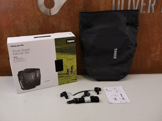 Taschen & Rucksäcke von Thule, THULE SHIELD PANNIER LARGE 25L EINZELTASCHE SCHWARZ vor USEDBIKES-OB.DE Hintergrund