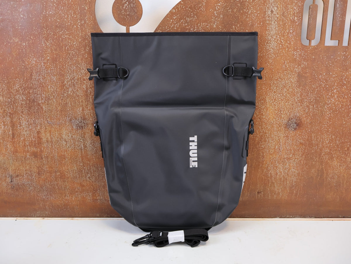 Taschen & Rucksäcke von Thule, THULE SHIELD PANNIER LARGE 25L ERSATZTASCHE SCHWARZ vor USEDBIKES-OB.DE Hintergrund